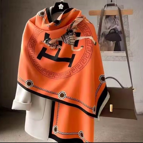 Elegant warm Scarf - Picture 2 of 7